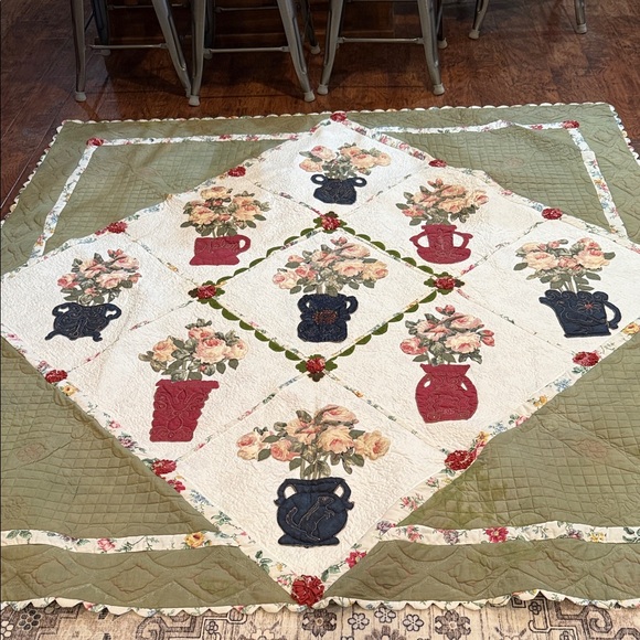 Floral Vase Pattern Quilt - Green and Red - Picture 1 of 12